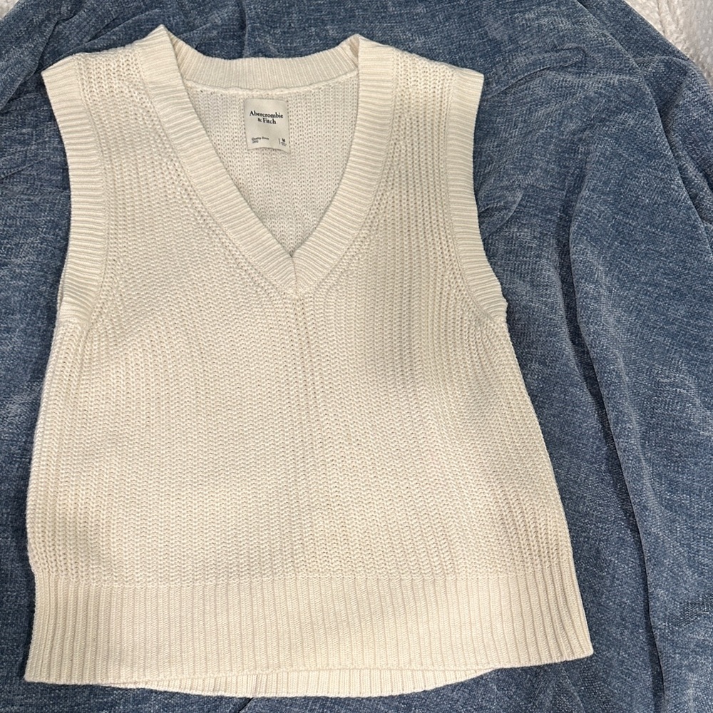 Abercrombie & Fitch Women's V-Neck Cream Sweater Vest